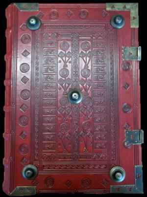 Wymiary kart wynoszą 40 x 29 cm. Biblia Pelplińska ma skromną iluminację, na którą składają się wielobarwne inicjały oraz czerwone nagłówki i śródtytuły.