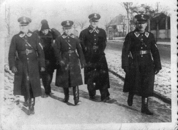 Zaczęła szukać widłami wbijając je w słomę, niestety bez rezultatu.