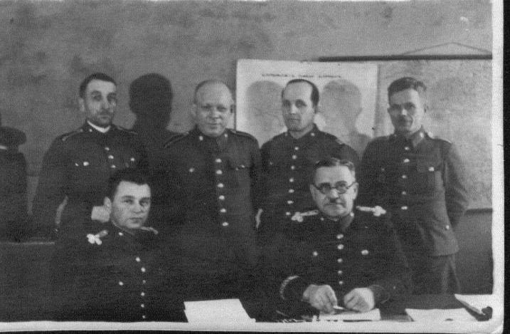 Poza tym Świt dostarczył oddziałom leśnym kilkanaście futerałów do pistoletów, dwa karabiny ręczne, parę butów.