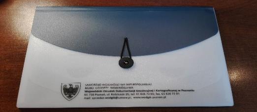 23-karatowym złotem. Wkład w kolorze niebieskim. Wymiary długopisu: ok. 128 x ø 12 mm (+/- 5%). Grawer w kolorze złotym na skuwce (wysokośc pojedyńczej litery ok. 2 mm). Waga <50 g. Etui tekturowe.