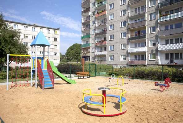 Roboty dekarskie Papą termozgrzewalną pokryto dachy o powierzchni w sumie 1.328,95 m kw. na budynkach Narcyza Gryzla 4, ks. Piotra Skargi 69/71.
