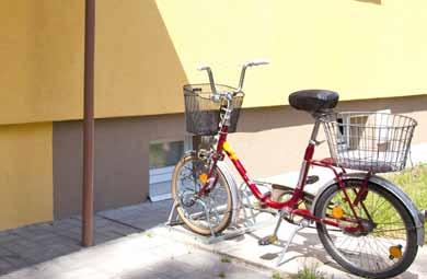 klatek i podestów wejściowych do klatek schodowych na kostkę brukową, 20 Stycznia 85 wymiana nawierzchni chodników z płyt chodnikowych w szczycie I klatki na kostkę brukową, 20 Stycznia 85 wymiana
