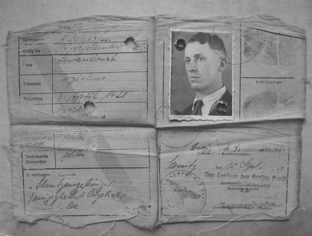 Kufer pełen wspomnień: (auto)biograficzne podejście do dziedzictwa 195 Ryc. 2. Dziedzictwo drugowojenne: Kennkarte mojego dziadka znaleziona w kufrze (fot. D. Kobiałka). Na początku lutego 2016 r.