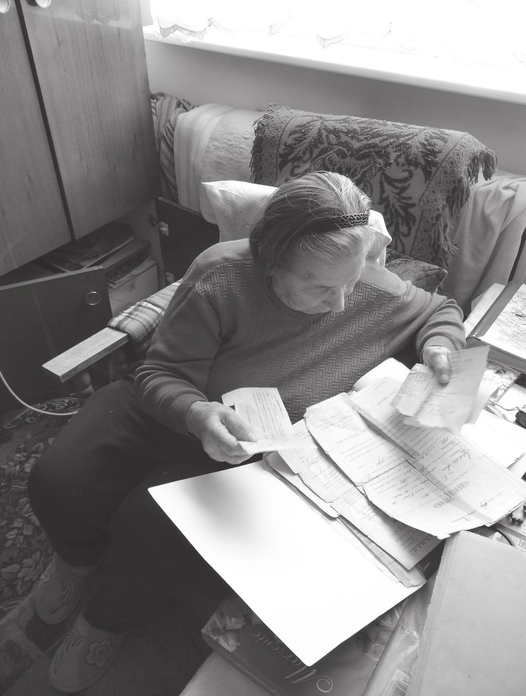 196 Ryc. 3. Kopiąc w dokumentach i wspomnieniach : Hanna Gostomska w trakcie archeologii nas samych (fot. D. Kobiałka). Kulturowa biografia rzeczy Ostatnie lata XX oraz pierwsza dekada XXI w.