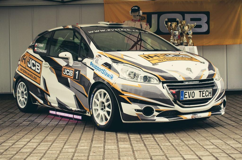 Samochód PEUGEOT 208 VTI R2 Załoga w składzie Paweł Sławik i Bożydar Grzywaczewski ma na swoim koncie ponad 20 rajdów jako kierowca, a wśród sukcesów m.in.