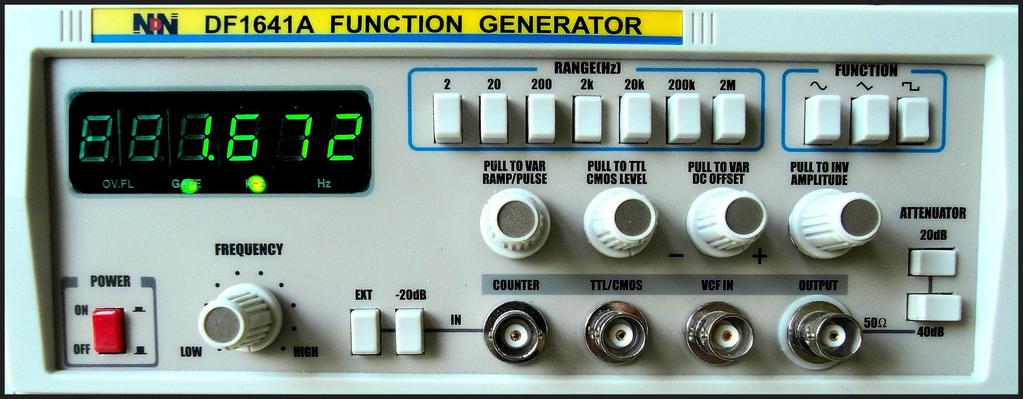 GENERATOR FUNKCYJNY TYPOWY GENERATOR FUNKCYJNY JEST URZĄDZENIEM WYTWARZAJĄCYM PRZEBIEGI OKRESOWE O REGULOWANEJ CZĘSTOTLIWOŚCI I KSZTAŁTACH: FALI PROSTOKĄTNEJ, TRÓJKĄTNEJ ORAZ SINUSOIDALNIE ZMIENNEJ.