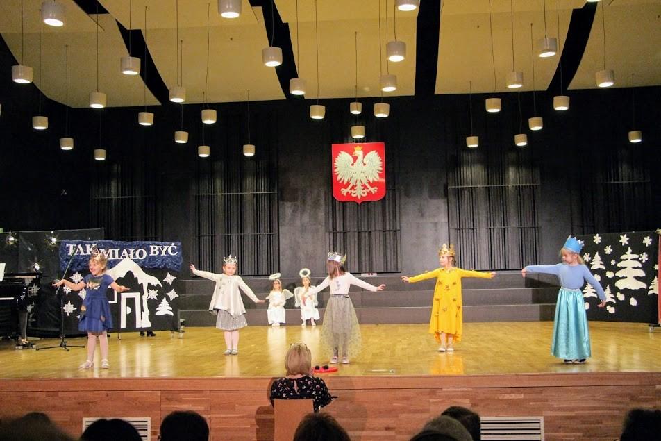 Zaproszeni jubilaci z zachwytem podziwiali występy swoich wnucząt.