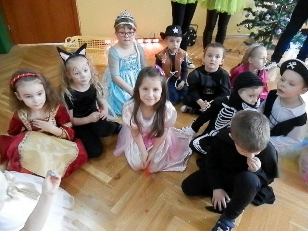 Jest karnawał, w karnawale wszyscy urządzają bale Również w naszym przedszkolu 2 lutego 2018 r. tradycji stało się zadość.