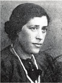 W tym samym czasie pracowała w Jeleniej Górze Eugenia Triller (1908-1996), pełniąca w latach 1945-1951 obowiązki kierownika ówczesnego Archiwum Miejskiego w Jeleniej Górze.