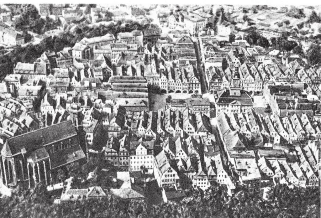 JAN RYSZARD SIELEZIN Widok lotniczy Jeleniej Góry z ok. 1945 r. nicy Karkonoskiej. W Kotlinie Jeleniogórskiej komendantury rejonowe działały także w Cieplicach, Kowarach i Karpaczu.
