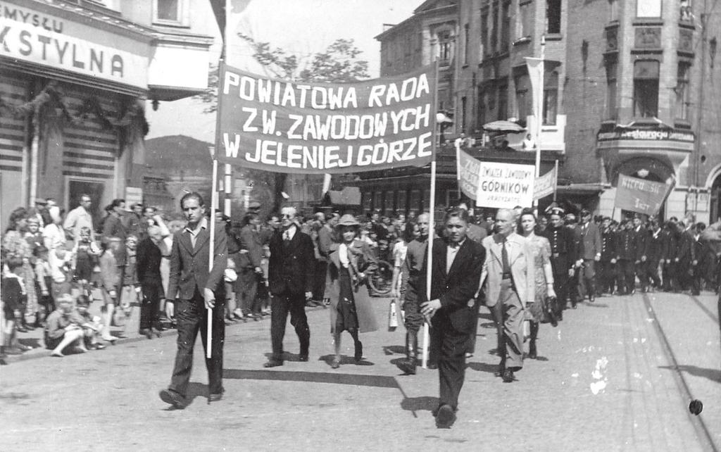 Dzieje polityczne Jeleniej Góry w okresie powojennym. Wybrane problemy Pochód pierwszomajowy w Jeleniej Górze w 1946 r.