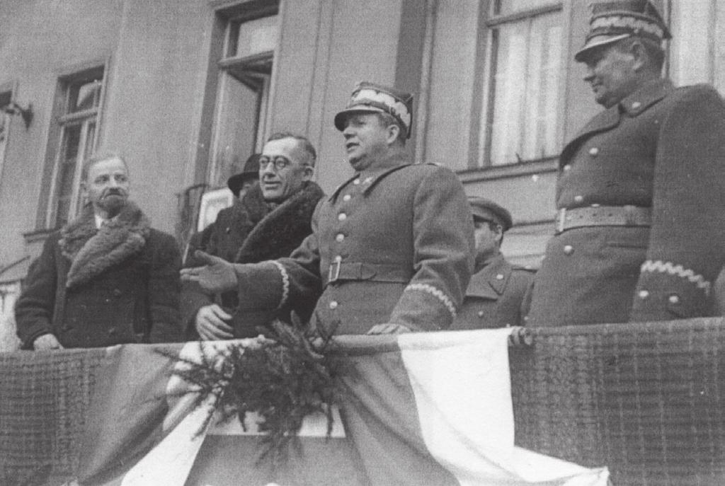 Dzieje polityczne Jeleniej Góry w okresie powojennym. Wybrane problemy Marszałek Michał Rola-Żymierski na trybunie podczas defilady wojskowej w 1946 r. władz na rożnych szczeblach 43.