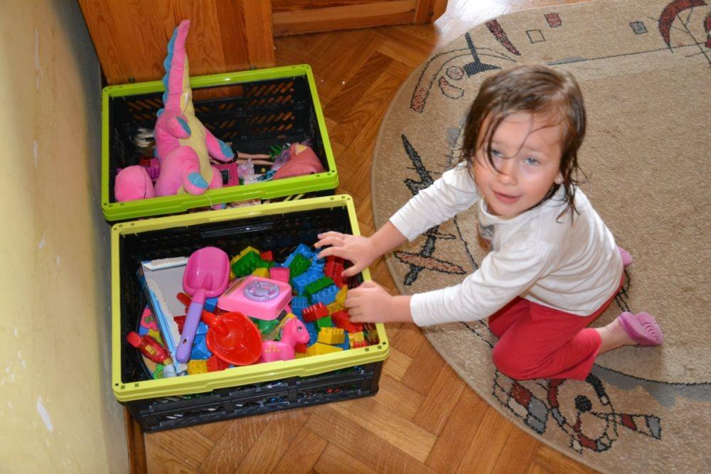 Starajcie się powoli przyzwyczajać dziecko do sprzątania po sobie: zabawek, ubrań a także do tego, by przestrzegało zawartych z wami umów w
