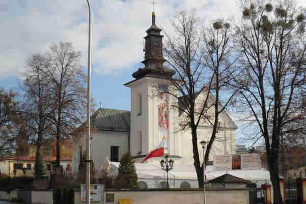 Fot. 1-2 Kościół parafialny p.w. św. Anny w Grodzisku Mazowieckim Kaplica p.w. Świętego Krzyża w Grodzisku Mazowieckim 61 Kaplica p.w. Świętego Krzyża została zbudowana w 1713 r.