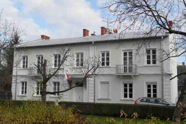 własność prywatna obecna funkcja obiektu mieszkalna rodzaj użytkowania materiał ścian stan zachowania mieszkalne ceglane dobry datowanie ok. 1890 r. Fot.19-20. Dom przy ul.