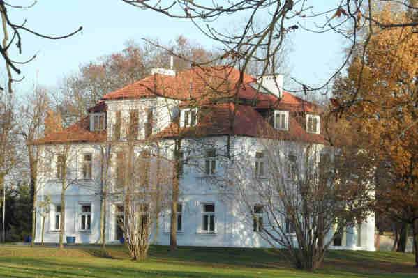 obecna funkcja obiektu rodzaj użytkowania materiał ścian stan zachowania własność fundacji inne ceglane dobry datowanie 1900 r. Fot.59-60.