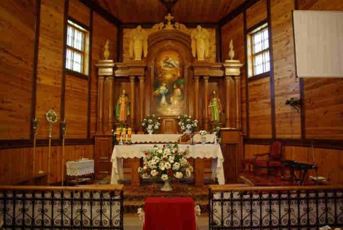 Fot.82. Wnętrze Kościoła. p.w. Zwiastowania Najświętszej Maryi Panny w Izdebnie Kościelnym Wyposażenie kościoła p.w. Przemienienia Pańskiego w Żukowie We wnętrzu kościoła znajdują się następujące zabytki ruchome, wpisane do rejestru zabytków 21 września 1970 r.