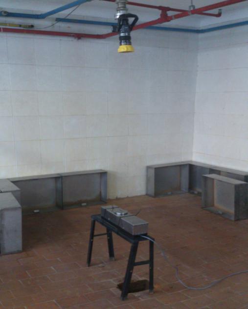 Rys. 3. Widok pomieszczenia badawczego (po lewej) i sondy pomiarowej AWK (po prawej) [16] Na podłodze centralnie pod prądownicą narysowano okrąg o średnicy 4 m.