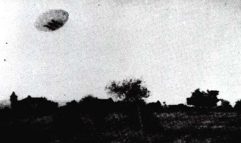 Fotografia ta pokazuje kompleks kulisty dwóch UFO typu K7 (patrz również rysunki S1 i T1 pokazujące UFO tego samego typu K7 tyle tylko że sprzęgnięte w inne rodzaje konfiguracji).