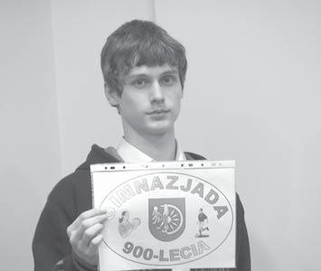dyrektor Gimnazjum nr 1. Najlepsze logo przygotował Marcin Młynarczyk z G 5. II miejsce zajęła Patrycja Mikieko z G 3, natomiast III miejsce przypadło Magdalenie Winiarskej, również z G 3.