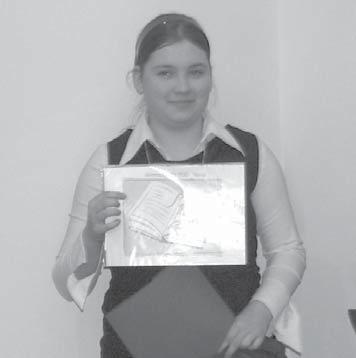 . jury konkursowe w składzie: Marian Zawisła przewodniczący jury, Andrzej Śliwicki członek jury, Ewa Urbańczyk sekretarz jury, oceniało prace nadesłane w konkursie na logo Gimnazjady 900-lecia, które