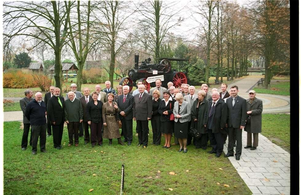 Uczestnicy ogólnopolskiego seminarium z cyklu Rozwój obszarów wiejskich w Szreniawie w 2008 r. Od prawej strony w pierwszym rzędzie stoją : prof. dr hab.inż. J. Gołaski. P. Zając, W. Sztukiewicz, D.