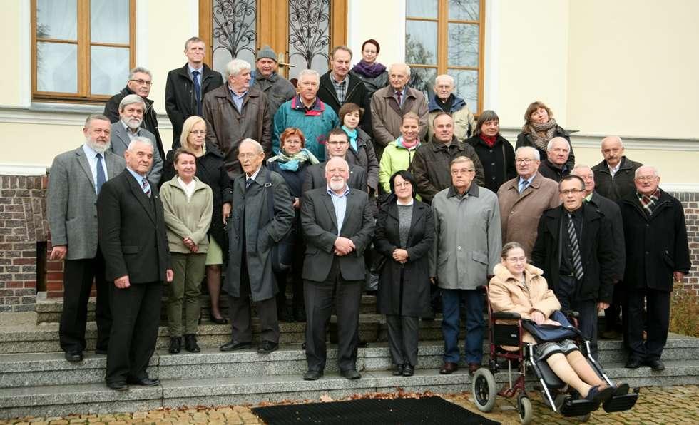 Uczestnicy ogólnopolskiego seminarium z cyklu Rozwój obszarów wiejskich w Szreniawie w 2013 r. przed miejscem obrad W pierwszym rzędzie na dole od lewej strony: T. Kośka, T. Kuryłowicz, A.