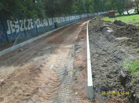 Ekipy budowlane pojawiły się również w Rozbarku, gdzie rozpoczęła się budowa promenady na odcinku drogi przy ul. Kochanowskiego.