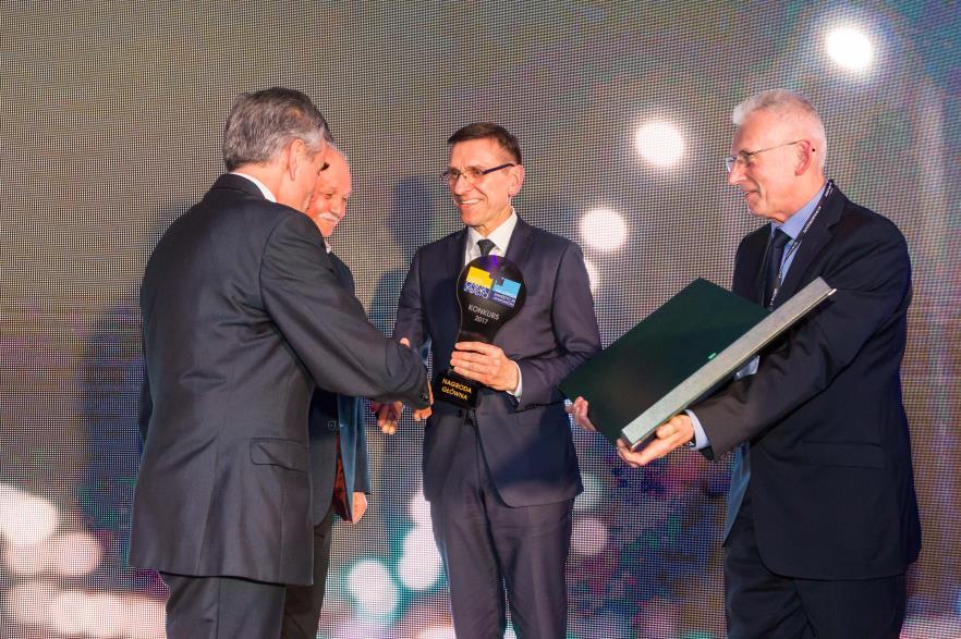 Tytuł NAJLEPIEJ OŚWIETLONEJ GMINY I MIASTA 2017 r. otrzymała Gmina Olsztyn za: - Iluminację Starego Miasta organizowaną w ramach obchodów Warmińskiego Jarmarku Świątecznego, - Przebudowę ul.