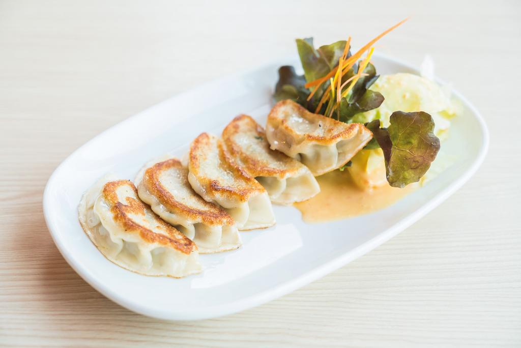 ) - Pierogi z mięsem - Pierogi z kapustą i grzybami - Pierogi ruskie - Salatki: - Gorący ser - 400g (sałata, pomidor, ogórek,cebula czerwona, boczek, jajko sadzone, tost z serem, sos vinegre) -