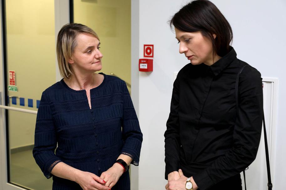 30 Foton 142, Jesień 2018 Nagroda im. Henryka Niewodniczańskiego przyznana przez Instytut Fizyki UJ, pani dr hab. inż. Karolinie Adrjanowicz z Instytutu Fizyki Uniwersytetu Śląskiego Pani dr hab. inż. Karolina Adrjanowicz (z prawej) z zastępcą dyrektora Instytutu Fizyki UJ dr hab.