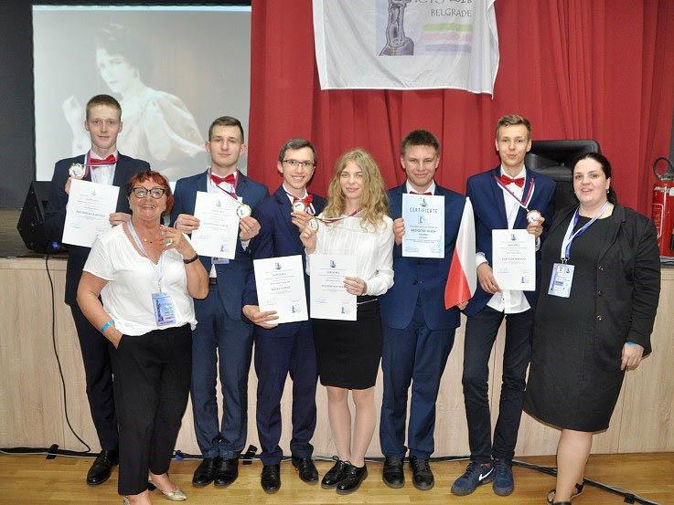Foton 142, Jesień 2018 33 Sukcesy grupy Kwark z Katowic na ICYS 2018 w Belgradzie Urszula Woz nikowska-bezak Reprezentacja Polski na ICYS 2018 Od lewej z dołu: Urszula Woźnikowska-Bezak, Natalia