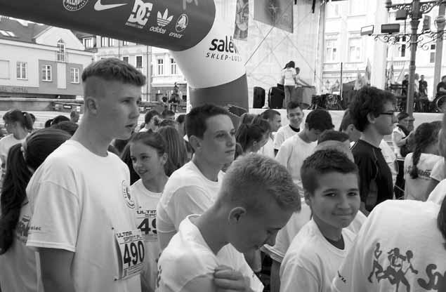 GIMNAZJUM im. Jana Paw³a II w Iwierzycach Ka dy mo e biegaæ XXV Nocny Bieg Uliczny Solidarnoœci W s³oneczn¹ sobotê 6 wrzeœnia 2014 r.