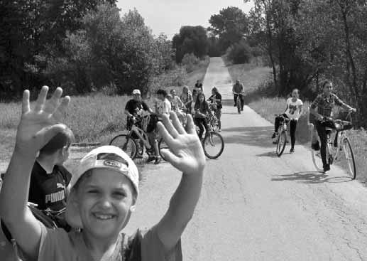 Dzieci po skoñczeniu swoich strojów zabra³y W pi¹tek ju od rana zje d ali siê chêtni, którzy mieli wzi¹æ udzia³ w rajdzie rowerowym po terenie naszej gminy.