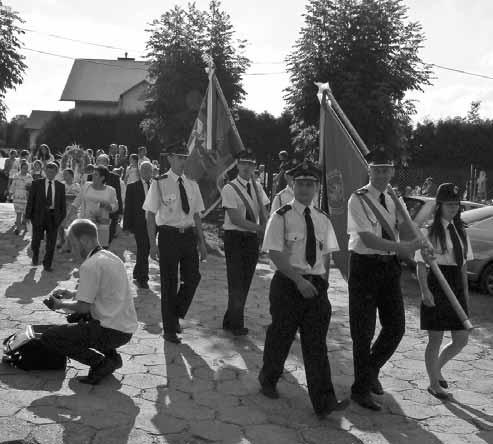 Do ynki podziêkowanie za dobre plony Sierpieñ to dla przewa aj¹cej czêœci mieszkañców Gminy Iwierzyce czas wzmo- onej pracy, czas kiedy ziemia obdarza nas swoimi plonami.