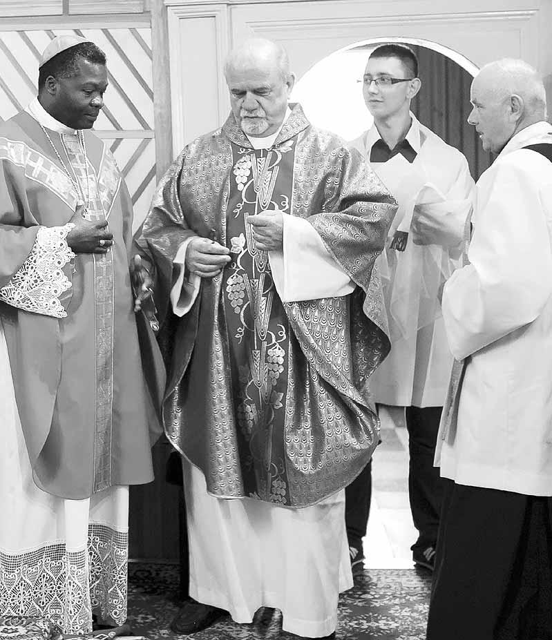 Niezwyk³y goœæ w parafii œw. Franciszka w Bystrzycy W dniach 11-25 sierpnia 2014 r. goœci³ w diecezji tarnowskiej ordynariusz diecezji Dolisie w Kongo ks.