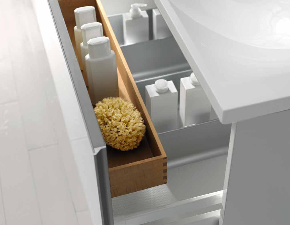 Za lekko wysuwającymi się szufladami o bocznych uchwytach w formie listew kryje się pomysłowy system przechowywania, w którym każdy łazienkowy drobiazg znajdzie odpowied