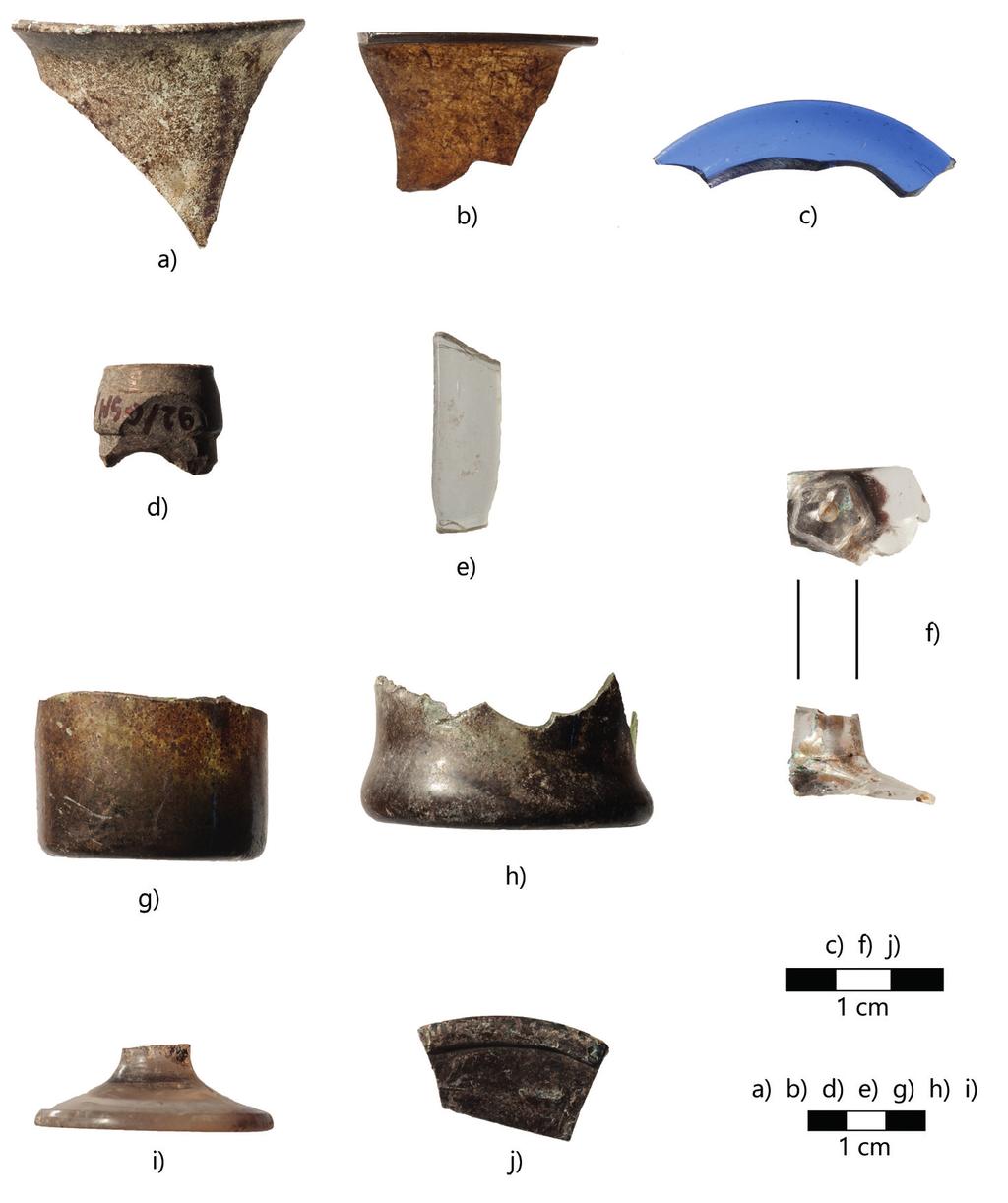 Wyroby ze szkła odkryte w trakcie badań archeologicznych 51 Ryc. 2. Zabytki szklane z Góry świętej Małgorzaty (fot. S. Siembora). ków, a ich typem nie przyniosły rezultatów.