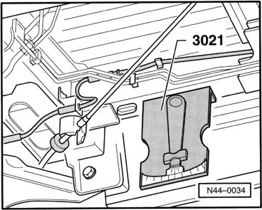Pomiar podłużnego pochylenia samochodu Potrzebne narzędzia specjalne i urządzenia warsztatowe 1 Kątomierz 3021 zmierzyć pochylenie podłużne samochodu na dźwigarze podłużnym.