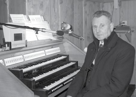 Jest absolwentem Diecezjalnego Studium Organistowskiego P. Stanisław Janiga organista w Jodłowej w Tarnowie, w którym kształcił się w latach 1967-70.