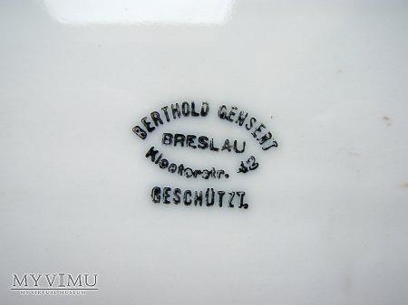 Półmisek z restauracji Süd Park Breslau 209-0-02 Półmisek z restauracji Süd Park Breslau 98 Półmisek z restauracji Süd Park Breslau (Park Południowy we Wrocławiu). Wymiary 52 cm na 35 cm.