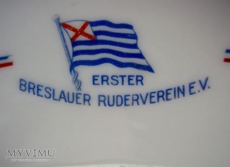 Wielki talerz Erster Breslauer Ruderverein e.v. 209-0-02 Wielki talerz Erster Breslauer Ruderverein e.v. 924 Dobry Wielki talerz Erster Breslauer Ruderverein e.v. (Pierwsze Wrocławskie Towarzystwo Wioślarskie) Średnica 34,5 cm.