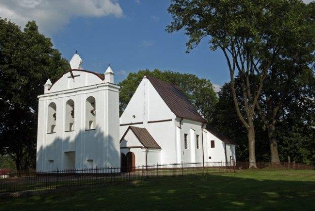 Na terenie gminy znajdują się również liczne obiekty wpisane na listę zabytków, takie jak zespoły dworskie, zajazd, domy drewniane i murowane, zagrody, budynki sakralne oraz kapliczki.