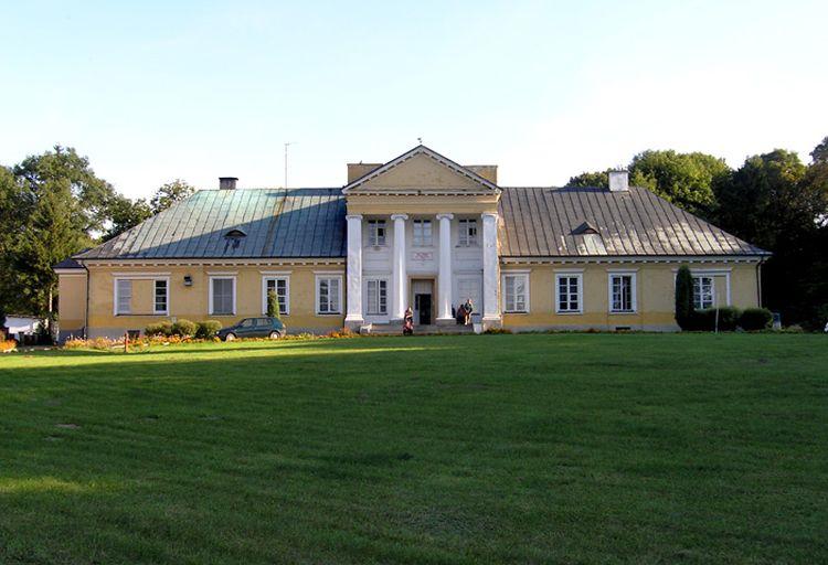 Stanisława BM wraz z wystrojem wewnętrznym, dzwonnica brama, drzewostan w gran.
