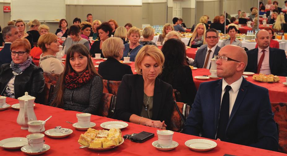GRATULACJE DLA PRACOWNIKÓW OŚWIATY Uroczyście obchodzony w instytucjach związanych z oświatą Dzień Edukacji Narodowej, jest okazją do nagradzania wyróżniających się nauczycieli i pracowników