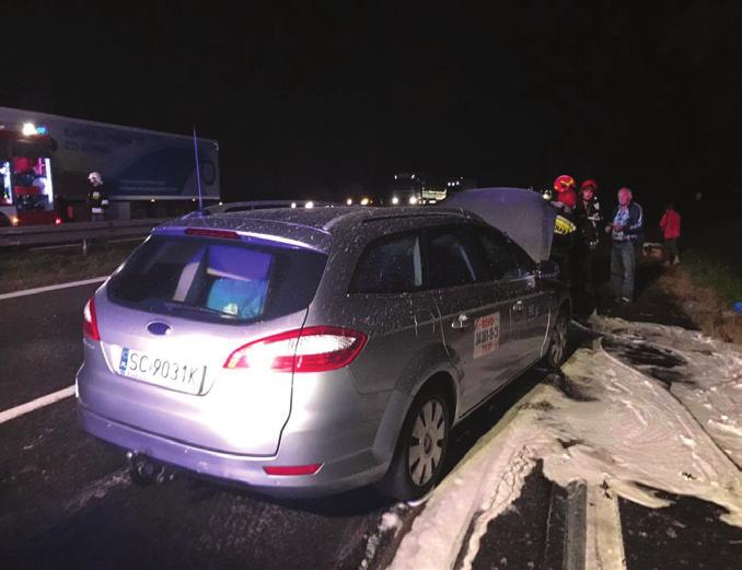 samochód marki Ford. Bieruńscy druhowie natychmiast zatrzymali się i podjęli akcję ratowniczo- gaśniczą.