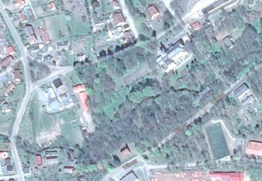 WJAZD rozpatrywany budynek teren ogrodzony 4 ha Od strony północnej rozpatrywanego budynku najbliższy budynek sąsiedni (gospodarczy) znajduje się w odległości około 44 m.