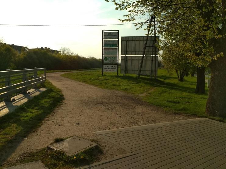 kreską poziomą za przejazdem rowerowym od hotelu Carina w