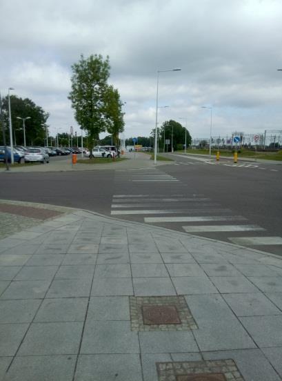 parkingu oraz przy przejściu dla