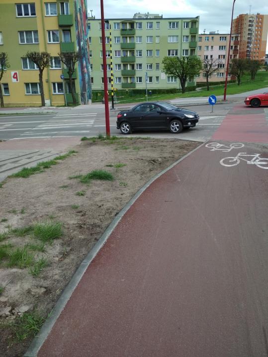 10. Zweryfikować czy skarpa między ścieżką rowerową a schodami na wyjeździe z ul.